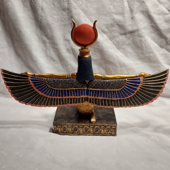 🎬 Ancient Egyptian Goddess Isis Open Wings Statue - Picture 5 of 9